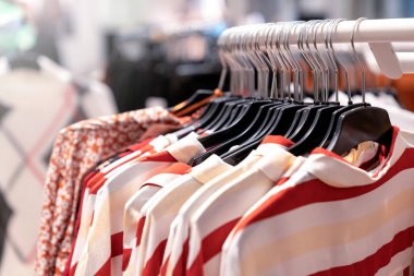 Alışveriş merkezindeki moda mağazasında moda elbise askısı.