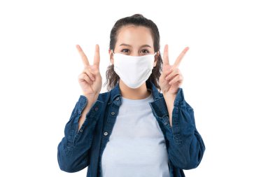 Güzel Asyalı kadın Corona virüsünden iyileştikten sonra maskesini çıkarıyor. Covid-19 salgını. Mutluluktan kendinden emin ve neşeli Asyalı kadın.