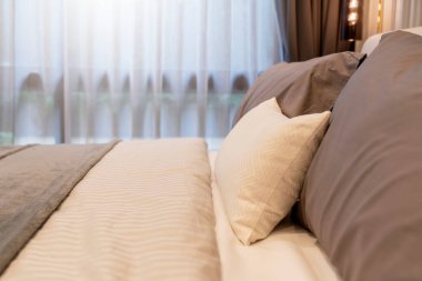 Beyaz bej bej yumuşak yastıkları yatak ve battaniye yatak odası iç tasarım konseptine kapat.