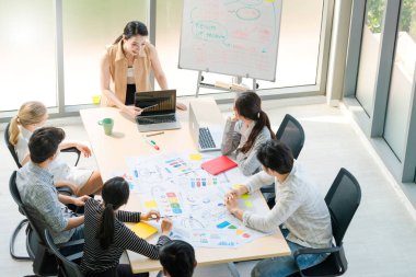 Yaratıcı ajans beyin fırtınası sunumunun üst görüntüsü ürün tanıtım, sunum, planlama, strateji, yeni iş geliştirme için yol haritasını tartışıyor