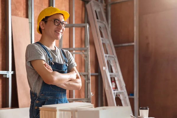 Asiatiska Attraktiva Glasögon Inredare Som Arbetar Hus Webbplats Renovering Byggprocessen — Stockfoto