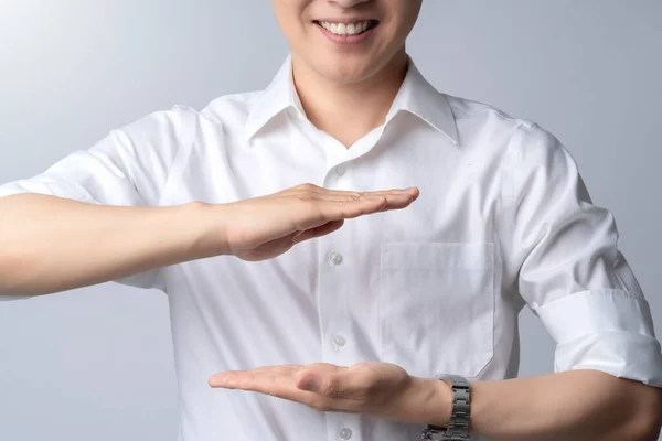 Привлекательный Азиатский Мужской Жест Руки Настоящее Шоу Пространство Копирования Ваших — стоковое фото