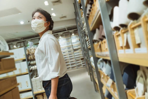 새로운 정상적 방식을 아시아인 드레스는 백화점에서 마스크 쇼핑을 보호하는 옷차림을 — 스톡 사진