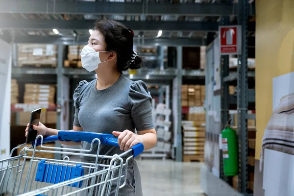 Ung Asiatisk Kvinna Casual Dress Shopping Med Vagn Vagn Varuhus — Stockfoto