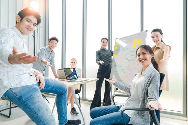 Grupo Asiático Joven Creativo Feliz Disfrutar Risa Sonrisa Gran Éxito —  Fotos de Stock