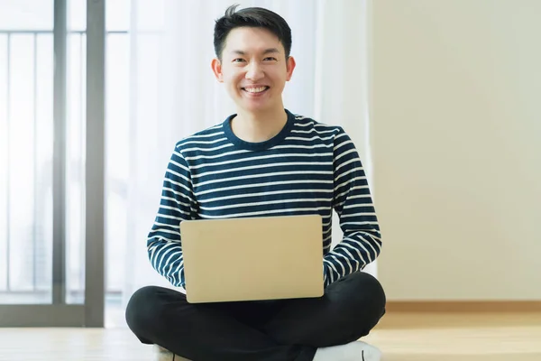 Felicidad Pacífica Sonrisa Asiático Macho Disfrutar Del Trabajo Desde Casa —  Fotos de Stock