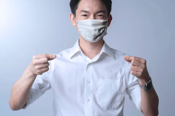 Счастье Умный Привлекательный Азиатский Мужчина Белой Рубашке Носить Защитную Маску — стоковое фото