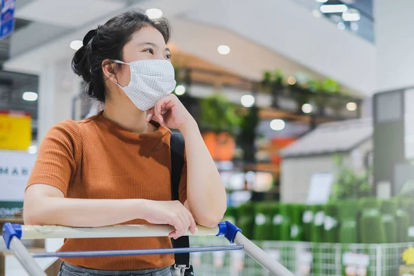 Normál Életmód Ázsiai Barna Ruha Viselet Védő Maszk Vásárlás Áruházban — Stock Fotó