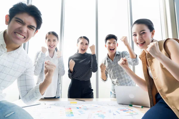 Grupo Asiático Joven Creativo Feliz Disfrutar Risa Sonrisa Gran Éxito —  Fotos de Stock