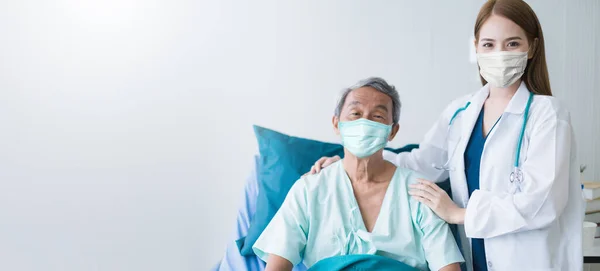 Grupo Médicos Enfermeros Usan Mascarilla Protección Comprobando Infección Por Takecare —  Fotos de Stock