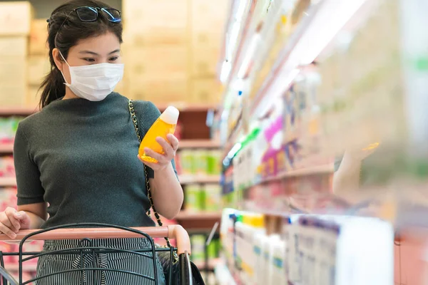 Nuevo Normal Después Covid Epidemia Joven Inteligente Asiático Compras Nuevo —  Fotos de Stock