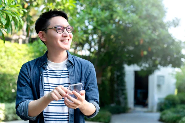 Chytré Veselé Asijské Brýle Muž Ruka Použít Jasné Sklo Smartphone — Stock fotografie