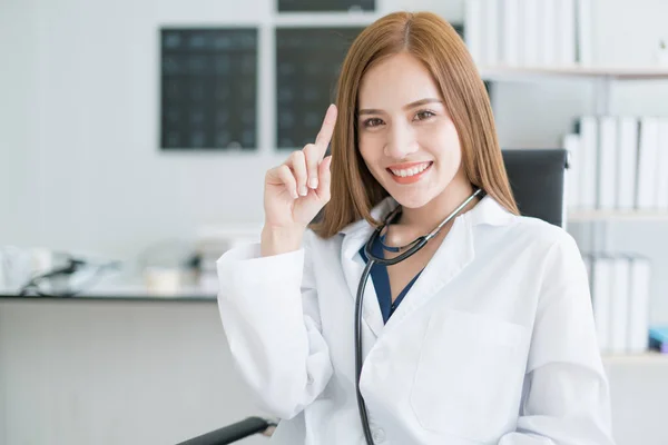 Bella Attraente Asiatico Donna Medico Sorriso Fiducioso Con Clinica Ospedale — Foto Stock