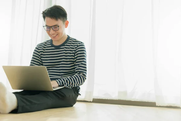 Felicidad Pacífica Sonrisa Asiático Macho Disfrutar Del Trabajo Desde Casa —  Fotos de Stock