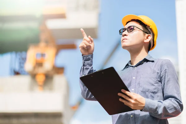 Smart Asiatisk Man Professionell Civilingenjör Hand Hålla Clip Board Webbplats — Stockfoto