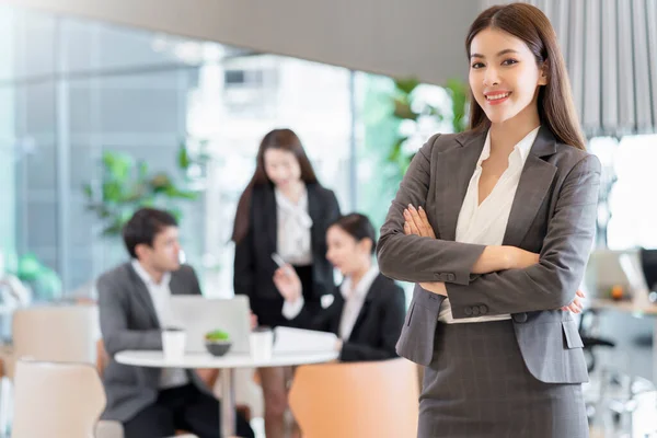 Porträt Asiatische Geschäftsleute Mit Selbstbewusstem Und Fröhlichem Teamwork Meeting Brainstorming — Stockfoto
