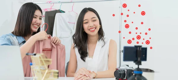 Atraente Asiático Feminino Amigo Felicidade Juntos Branco Vender Pano Loja — Fotografia de Stock