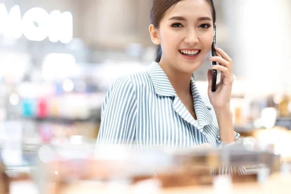 Asiático Atraente Feminino Compras Com Felicidade Alegre Supermercado Blur Mall — Fotografia de Stock