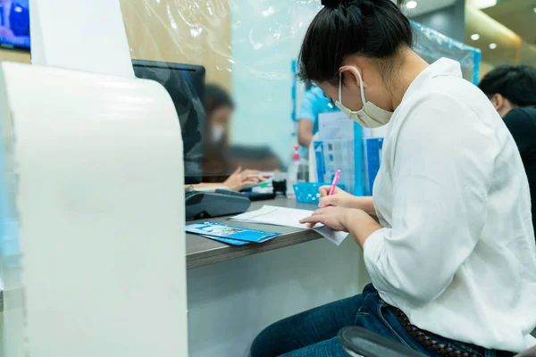 Wanita Asia Normal Baru Duduk Dan Menulis Karya Kertas Bank — Stok Foto