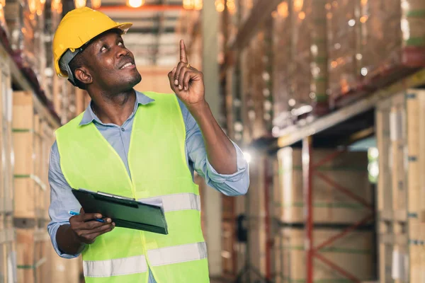 Portret Van Slimme Blanke Mannelijke Ingenieur Inspecteur Hand Houden Papieren — Stockfoto