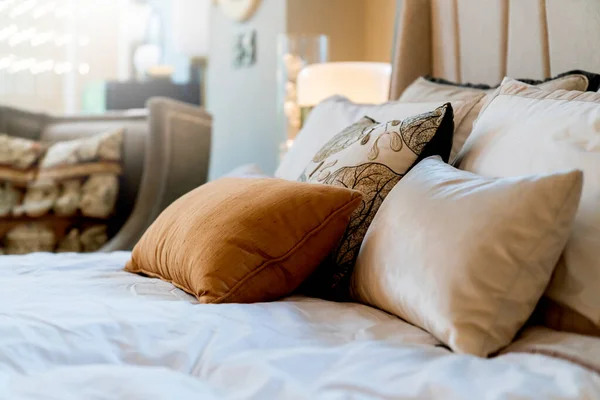 침대에 베이지부드러운 베개를 디자인 Conept Bed Maid 럭셔리 — 스톡 사진