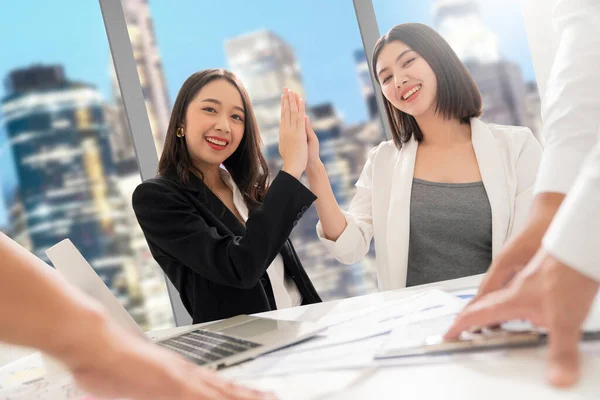 头脑风暴商业讨论聪明的亚洲女性同事团队精神会议手提电脑纸图文件与成功的幸福感与现代设计的办公室背景 — 图库照片