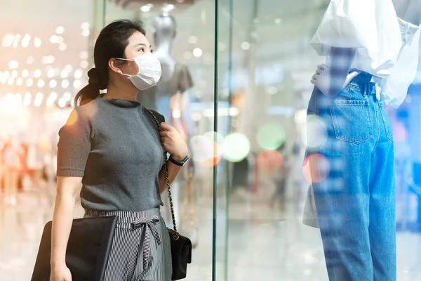 Normal Baru Setelah Covid Epidemi Yound Perempuan Asia Memakai Topeng — Stok Foto