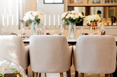 Gümüş kaşık ve kristal gözlüklü iç dekorasyon seti olan lüks sofra takımlarını kapat