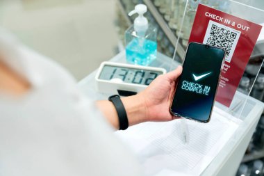 yeni normal yaşam biçimi kapatma uygulamasında dükkan girişinde takip ve kayıt tutmak için akıllı telefon kontrolü kullan