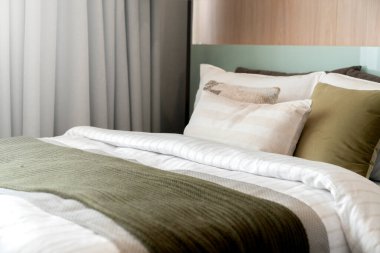 Beyaz bej bej yumuşak yastıkları yatak ve battaniye yatak odası iç tasarım konseptine kapat.