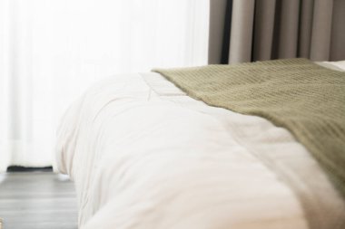 Yatak odasının yakınındaki yumuşak yatak örtüsü ve kürk halısını kapat.