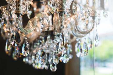 Kristal avize yakın çekim. Glamour arka plan kopya alanı ile