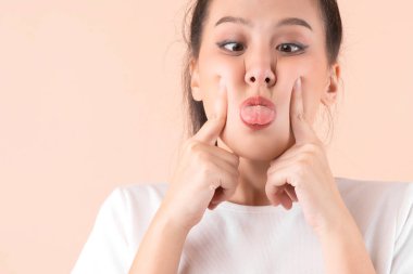 Güzel Asyalı çekici kadın yüzü... günlük kıyafet gülüşü ve büyük gülümseme... mutluluk sürpriz yüz ifadesi, güzel Asyalı kadın... dişlek tebessümü geniş ağız rengi arka plan.