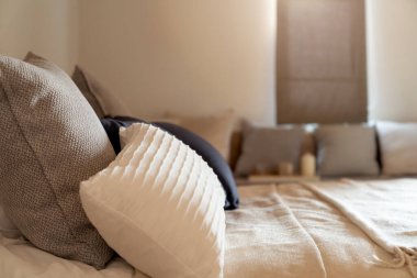 Evin içi güzel tasarım konsepti. Yumuşak yastıklı. Yatak odası temiz.