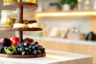 Güzel yemek masası dekorasyonu süs eşyası çiçek vazosu mum seti büyük beyaz pencereli ev dekorasyonu konseptinden güneş ışığı olan bulaşık seti