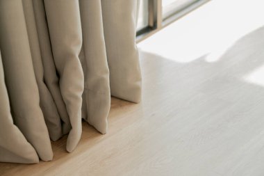 yumuşak kahverengi perde pencere yatak odasının sabah ışığı evin arka planında güzel fikirler konsepti