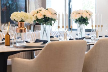 Gümüş kaşık ve kristal gözlüklü iç dekorasyon seti olan lüks sofra takımlarını kapat