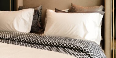 Evin içi güzel tasarım konsepti. Yumuşak yastıklı. Yatak odası temiz.