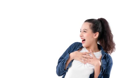 Dans hareketli müzik melodisi güzel Asyalı kadın titremesi hareketli el hareketi eğlenceli ve mutluluk dolu büyük gülümseme günlük kostüm beyaz arka plan