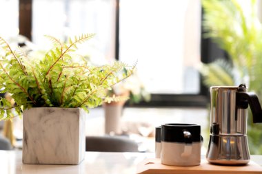 Güzel yemek masası dekorasyonu süs eşyası çiçek vazosu mum seti büyük beyaz pencereli ev dekorasyonu konseptinden güneş ışığı olan bulaşık seti