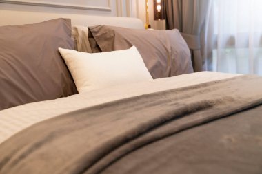 Beyaz bej bej yumuşak yastıkları yatak ve battaniye yatak odası iç tasarım konseptine kapat.