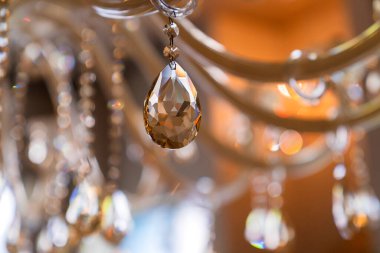 Kristal avize yakın çekim. Glamour arka plan kopya alanı ile