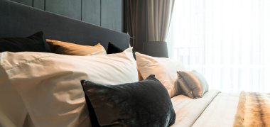 Evin içi güzel tasarım konsepti. Yumuşak yastıklı. Yatak odası temiz.