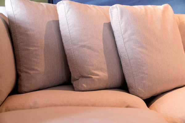 现代沙发背景设计理念下柔软舒适的枕头 — 图库照片