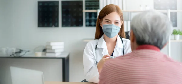 医師と看護師のグループは保護マスクを着用し クリニック病院の背景に広がる流行病から人々をチェックし ケアします — ストック写真