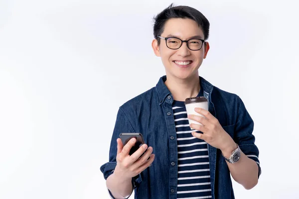Chytré Atraktivní Asijské Brýle Mužské Ruce Držet Horký Nápoj Kávu — Stock fotografie