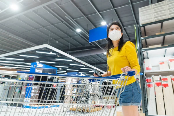 Normal Livsstil Asiatisk Kvinnlig Gul Klänning Slitage Skydda Mask Shopping — Stockfoto