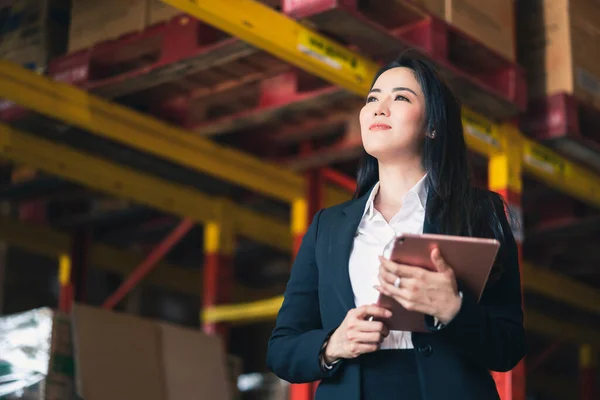 Retrato Asiático Feminino Empresário Proprietário Formal Terno Mão Verificar Estoque — Fotografia de Stock