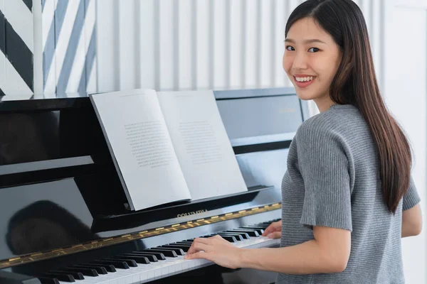 Привлекательная Азиатская Женщина Счастлива Играть Пианино Дома — стоковое фото