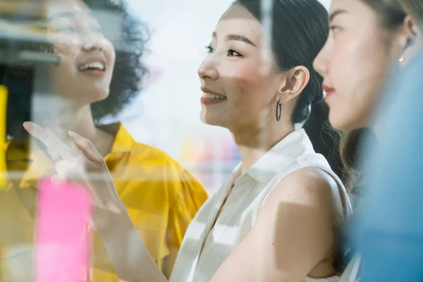 Grupo Asiático Joven Creativo Feliz Disfrutar Risa Sonrisa Gran Éxito —  Fotos de Stock